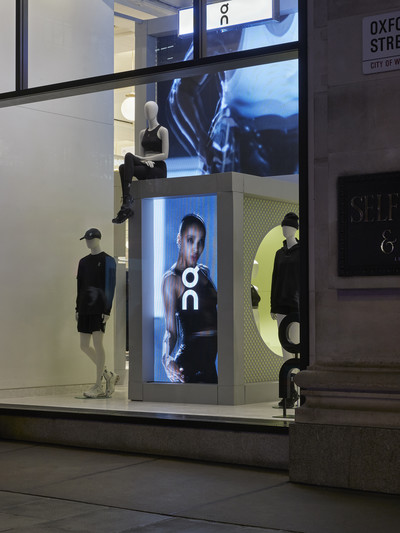 On Selfridges - © Avoir